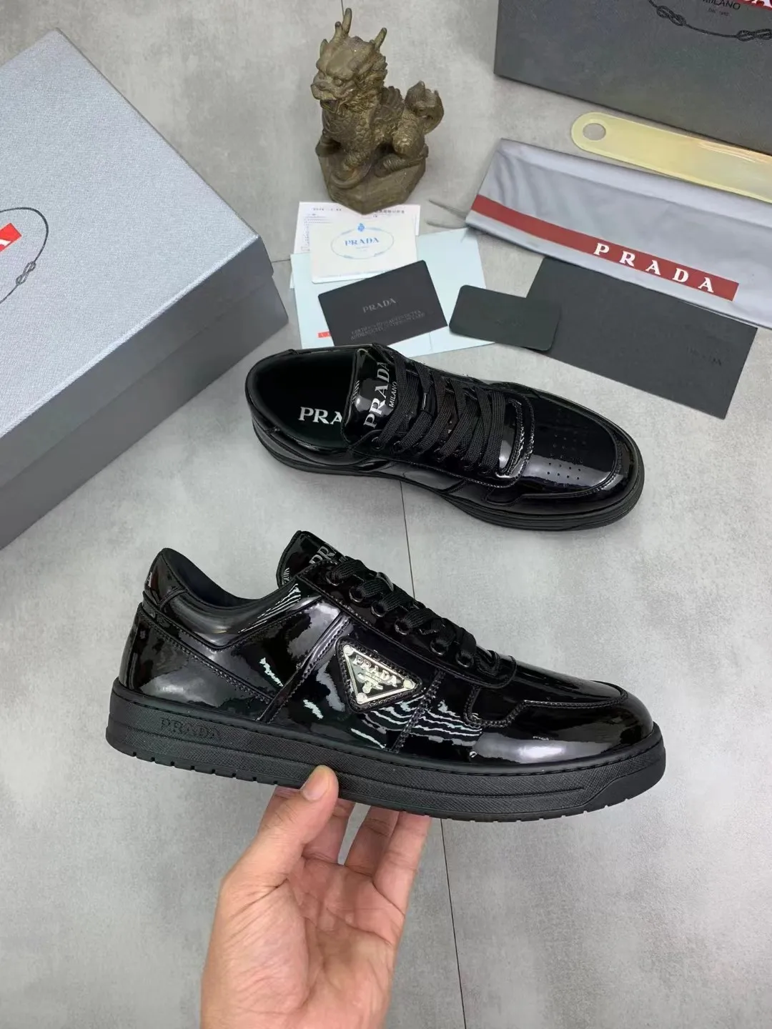 P380 Yuan 38-45 Prada Prada’s new men’s leather sports shoes, the highest version on the market, any comparison is welcome🆚! The original leather has excellent texture and is super high-end! Fetal sheep net lining imported from Italy, removable pad! Luxurious materials and fine workmanship, highly recommended!